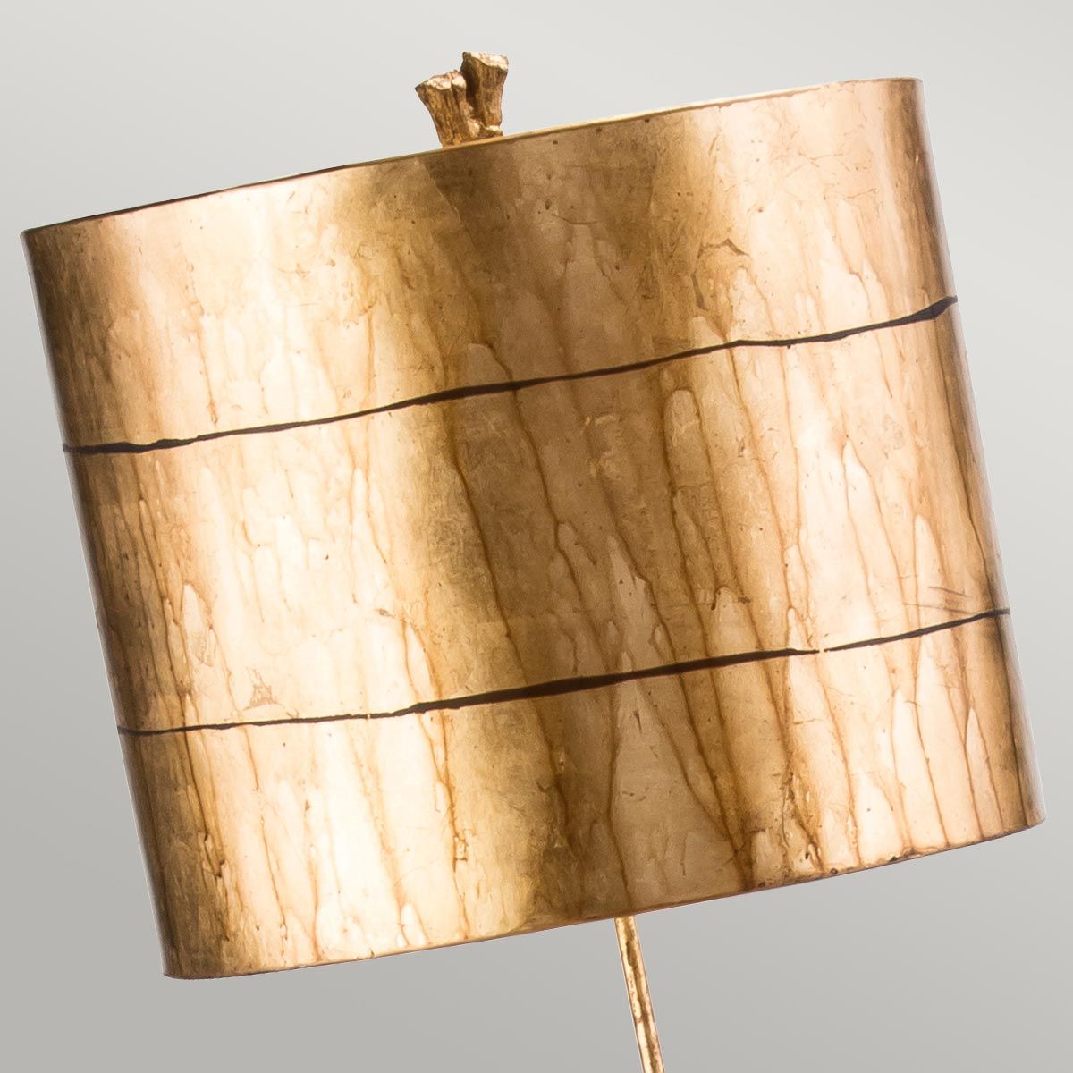 Fragment 1-flammige Stehlampe - Gealtertes Gold mit Blattgold und umbrafarbenem Glasurschirm